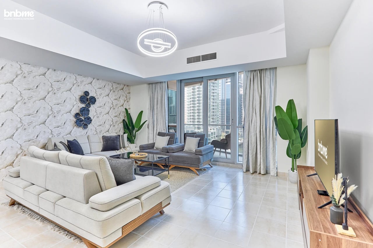 Spacious 3BR with Canal View & Pool | Dubai Marina